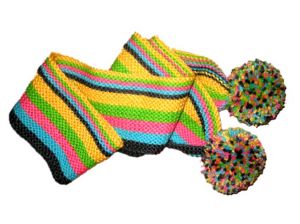 Купить детский вязаный шарф с помпонами вязанный шарфик куплю.  Связать на заказ шарф.