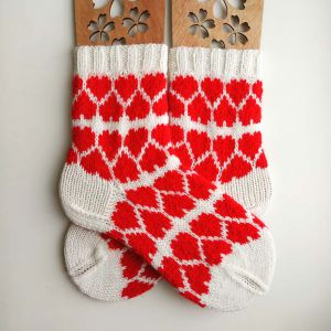 Вязаные носки с сердечками купить в подарок любимому человеку