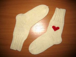 Готовые вязаные носки с сердечком в подарок любимому человеку на День Святого Валентина день влюбленных 14 февраля на заказ