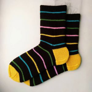 Вязаные носки шоколадного цвета с яркими полосками. Полосатые носки вязаные купить в Москве. Подарок мужчине