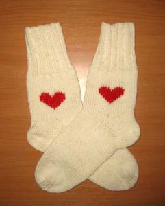Вязаные носки с сердечком в подарок любимому человеку на День Святого Валентина день влюбленных 14 февраля