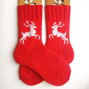 Красные вязаные носки с оленями новогодний олень лесной купить оленя
